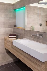 salle-bains-moderne-carrelage-mural-gris-clair-vasque-blanche-meuble-bois-miroir-led